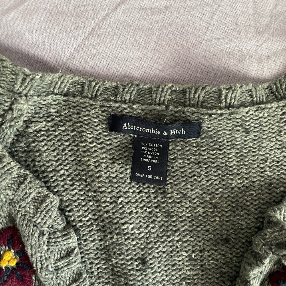 Abercrombie & Fitch Gray V-Neck Sweater with Floral Embroidery - Picture 2 of 2